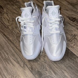 Nikes Men’s Air Huarche Casual Shoes